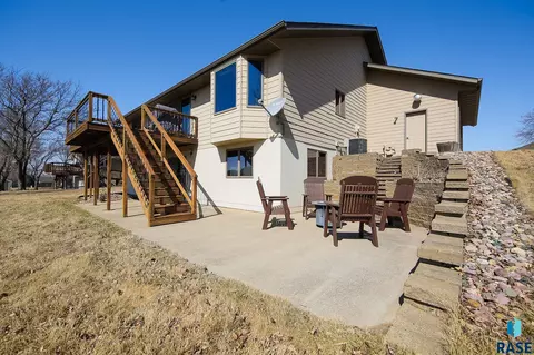 129 S Leslie Dr, Garretson, SD 57030 photo 3