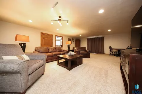 129 S Leslie Dr, Garretson, SD 57030 photo 20
