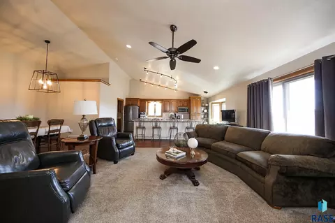 129 S Leslie Dr, Garretson, SD 57030 photo 4