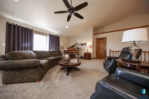 129 S Leslie Dr, Garretson, SD 57030 photo 6