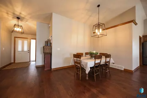 129 S Leslie Dr, Garretson, SD 57030 photo 7