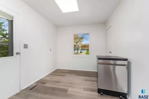 2413 E 18th St, Sioux Falls, SD 57103 photo 4