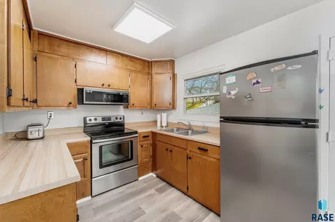 2413 E 18th St, Sioux Falls, SD 57103 photo 3