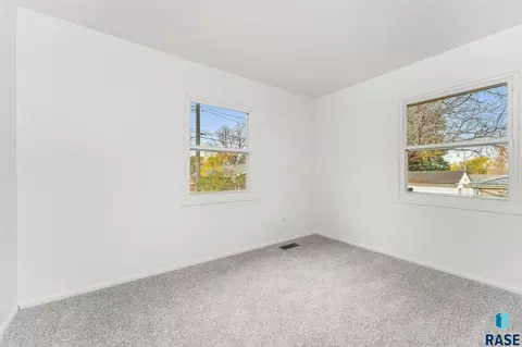 2413 E 18th St, Sioux Falls, SD 57103 photo 6
