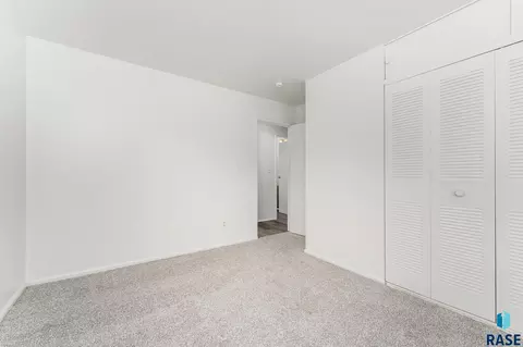2413 E 18th St, Sioux Falls, SD 57103 photo 7
