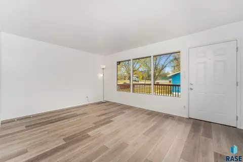 2413 E 18th St, Sioux Falls, SD 57103 photo 2