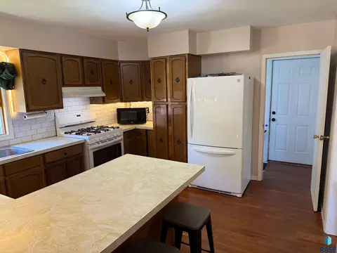 1108 W 3rd Ave, Mitchell, SD 57301 photo 5