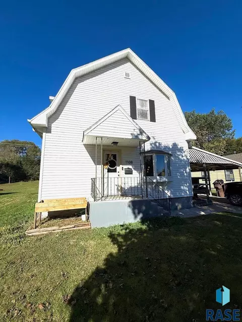1108 W 3rd Ave, Mitchell, SD 57301 photo 2