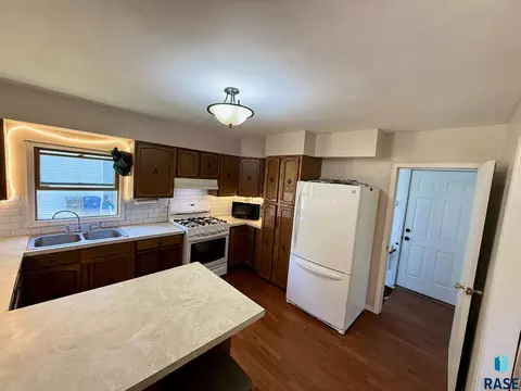 1108 W 3rd Ave, Mitchell, SD 57301 photo 4