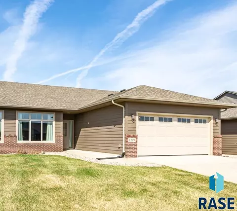 1219 S President Ct, Sioux Falls, SD 57106