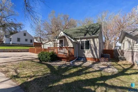 1219 N Spring Ave, Sioux Falls, SD 57104 photo 3