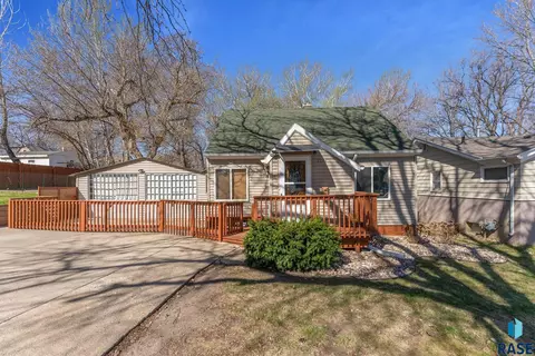1219 N Spring Ave, Sioux Falls, SD 57104 photo 2