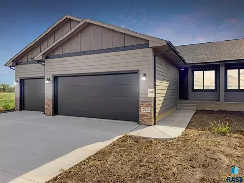 712 N Independent St, Lennox, SD 57039