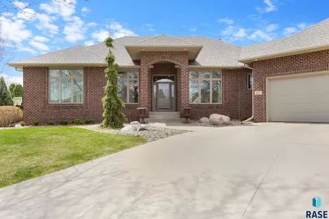 217 E Pinehurst Dr, Sioux Falls, SD 57108 photo 2