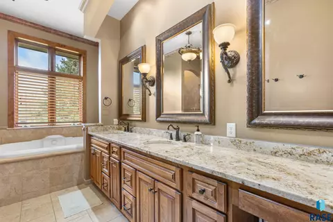 217 E Pinehurst Dr, Sioux Falls, SD 57108 photo 17