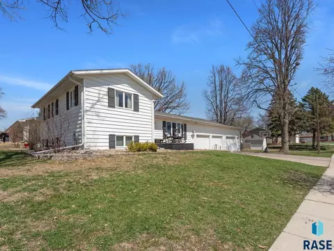 602 E 12th St, Dell Rapids, SD 57022 photo 2