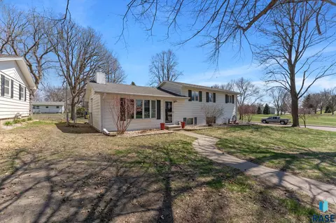 602 E 12th St, Dell Rapids, SD 57022 photo 3