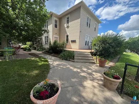 1035 N Spring Ave, Sioux Falls, SD 57104 photo 1