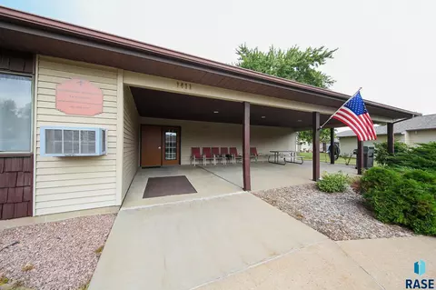 Exterior - 1411 E Rushmore Dr, Brandon, SD 57005 photo 2 of 5
