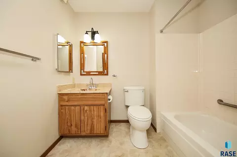 Bath - 1411 E Rushmore Dr, Brandon, SD 57005 photo 2 of 3