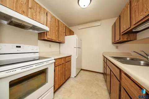 Kitchen - 1411 E Rushmore Dr, Brandon, SD 57005 photo 6 of 7