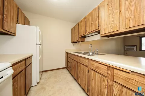 Kitchen - 1411 E Rushmore Dr, Brandon, SD 57005 photo 3 of 7