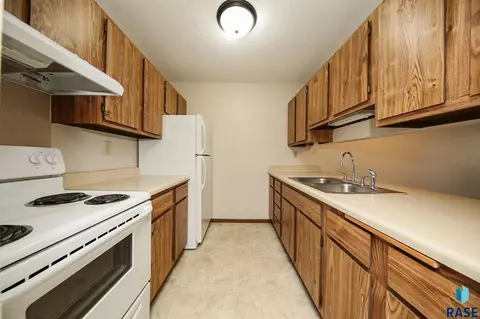 Kitchen - 1411 E Rushmore Dr, Brandon, SD 57005 photo 2 of 7