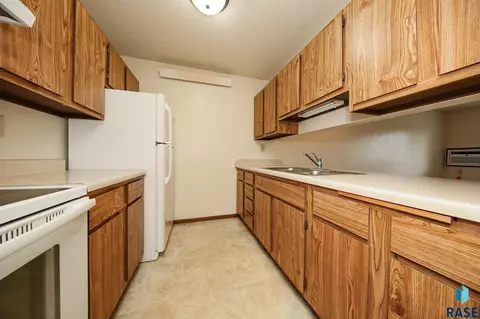 Kitchen - 1411 E Rushmore Dr, Brandon, SD 57005 photo 7 of 7