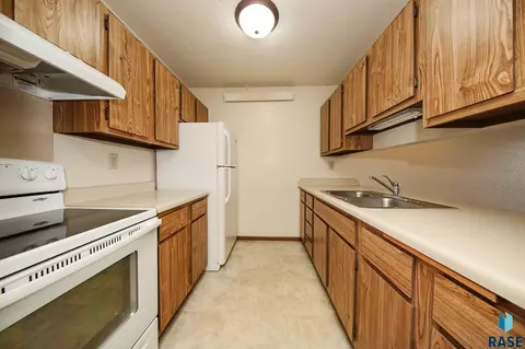 Kitchen - 1411 E Rushmore Dr, Brandon, SD 57005 photo 5 of 7