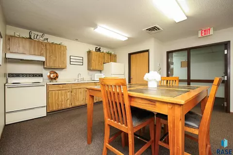 Kitchen - 1411 E Rushmore Dr, Brandon, SD 57005 photo 4 of 7