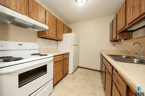 Kitchen - 1411 E Rushmore Dr, Brandon, SD 57005 photo 1 of 7