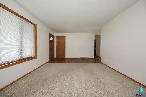 4301 E 19th St, Sioux Falls, SD 57103 photo 9