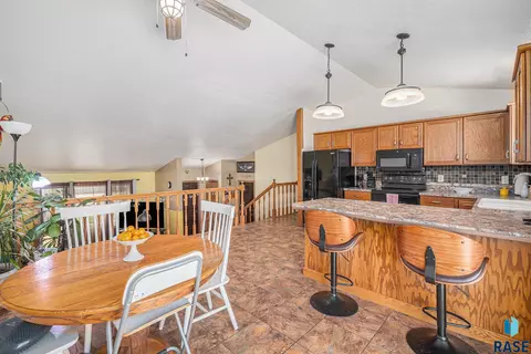 400 E 4th St, Hartford, SD 57033 photo 10
