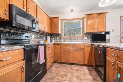 400 E 4th St, Hartford, SD 57033 photo 9