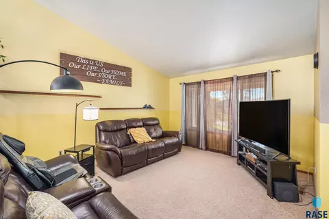 400 E 4th St, Hartford, SD 57033 photo 6