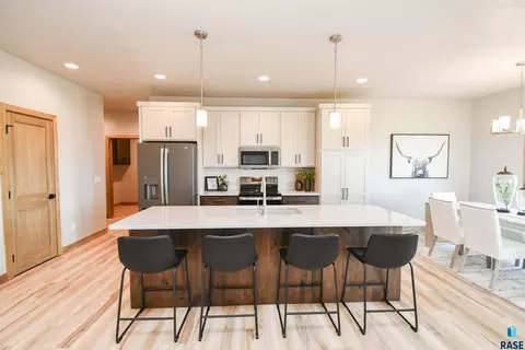 1709 E Wallin Cir, Sioux Falls, SD 57104 photo 2