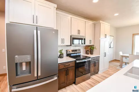 1709 E Wallin Cir, Sioux Falls, SD 57104 photo 14