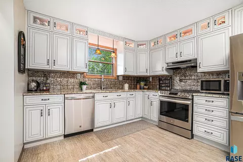 740 S Washington Ave, Madison, SD 57042 photo 11