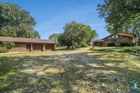740 S Washington Ave, Madison, SD 57042 photo 3