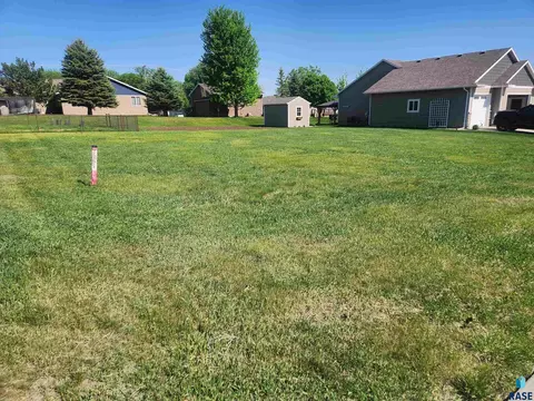1308 Bitterroot Rd, Dell Rapids, SD 57022 photo 2