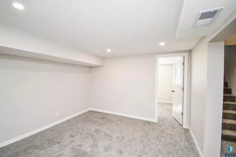 Undisclosed, Sioux Falls, SD 57103 photo 34