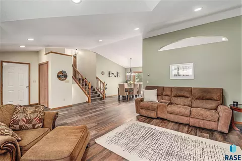 417 Cedar Ct, Madison, SD 57042 photo 5