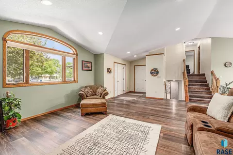 417 Cedar Ct, Madison, SD 57042 photo 4