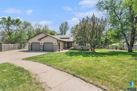 417 Cedar Ct, Madison, SD 57042 photo 2