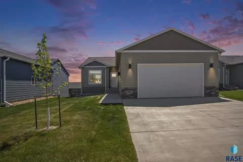 7905 E 44th St, Sioux Falls, SD 57110 photo 1