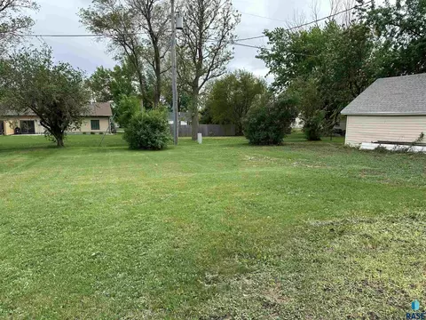 321 W Washington Ave, Salem, SD 57058 photo 4