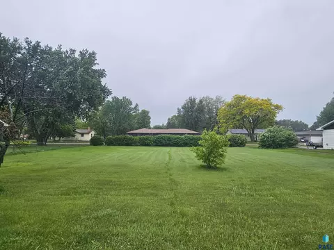 6704 8th St, Sioux Falls, SD 57107 photo 2