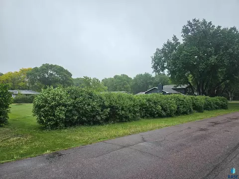 6704 8th St, Sioux Falls, SD 57107 photo 3