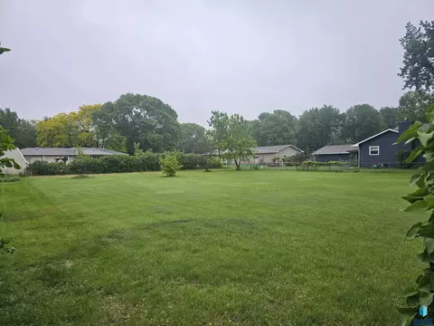 6704 8th St, Sioux Falls, SD 57107 photo 4