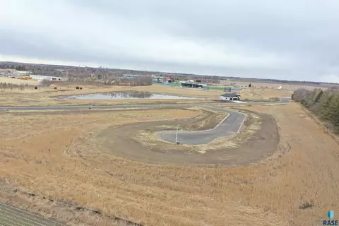935 Harter Cir, Madison, SD 57042 photo 3